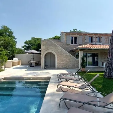 Villa Skarlanija, *