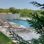Villa škarlanija, Umag